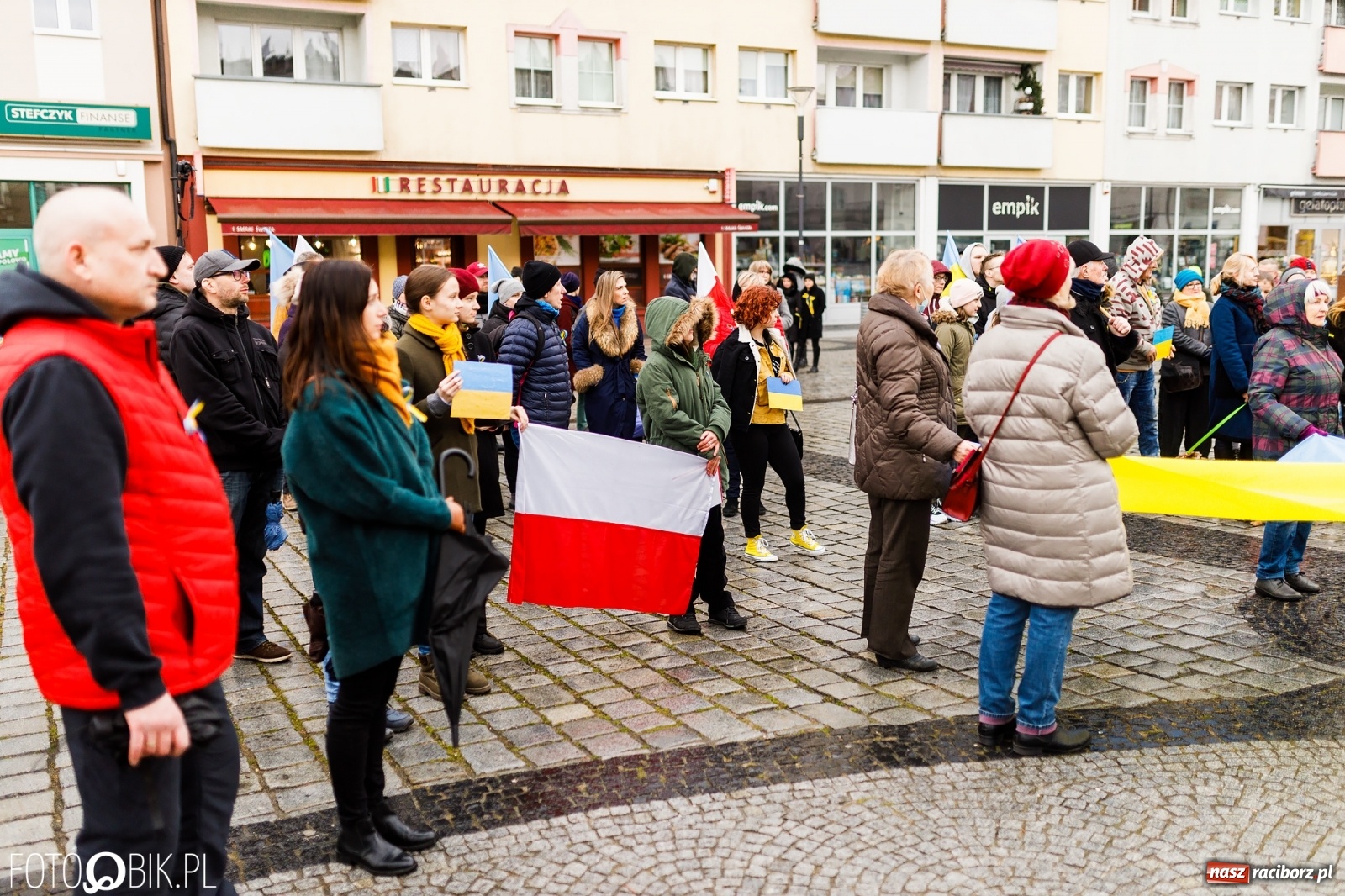 Zdjęcie w galerii na portalu naszraciborz.pl: Łzy i słowa otuchy. Racibórz wspiera Ukrainę [FOTO i WIDEO] wiadomości z regionu