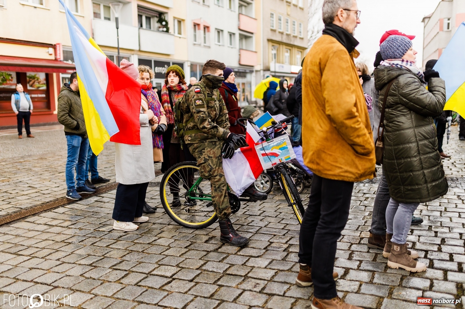 Zdjęcie w galerii na portalu naszraciborz.pl: Łzy i słowa otuchy. Racibórz wspiera Ukrainę [FOTO i WIDEO] wiadomości z regionu