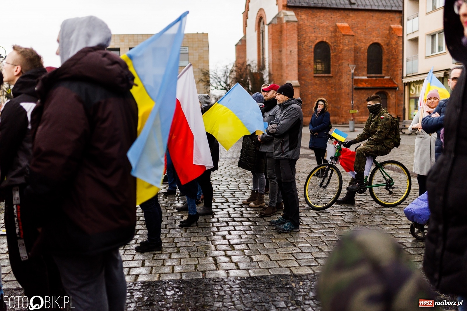 Zdjęcie w galerii na portalu naszraciborz.pl: Łzy i słowa otuchy. Racibórz wspiera Ukrainę [FOTO i WIDEO] wiadomości z regionu