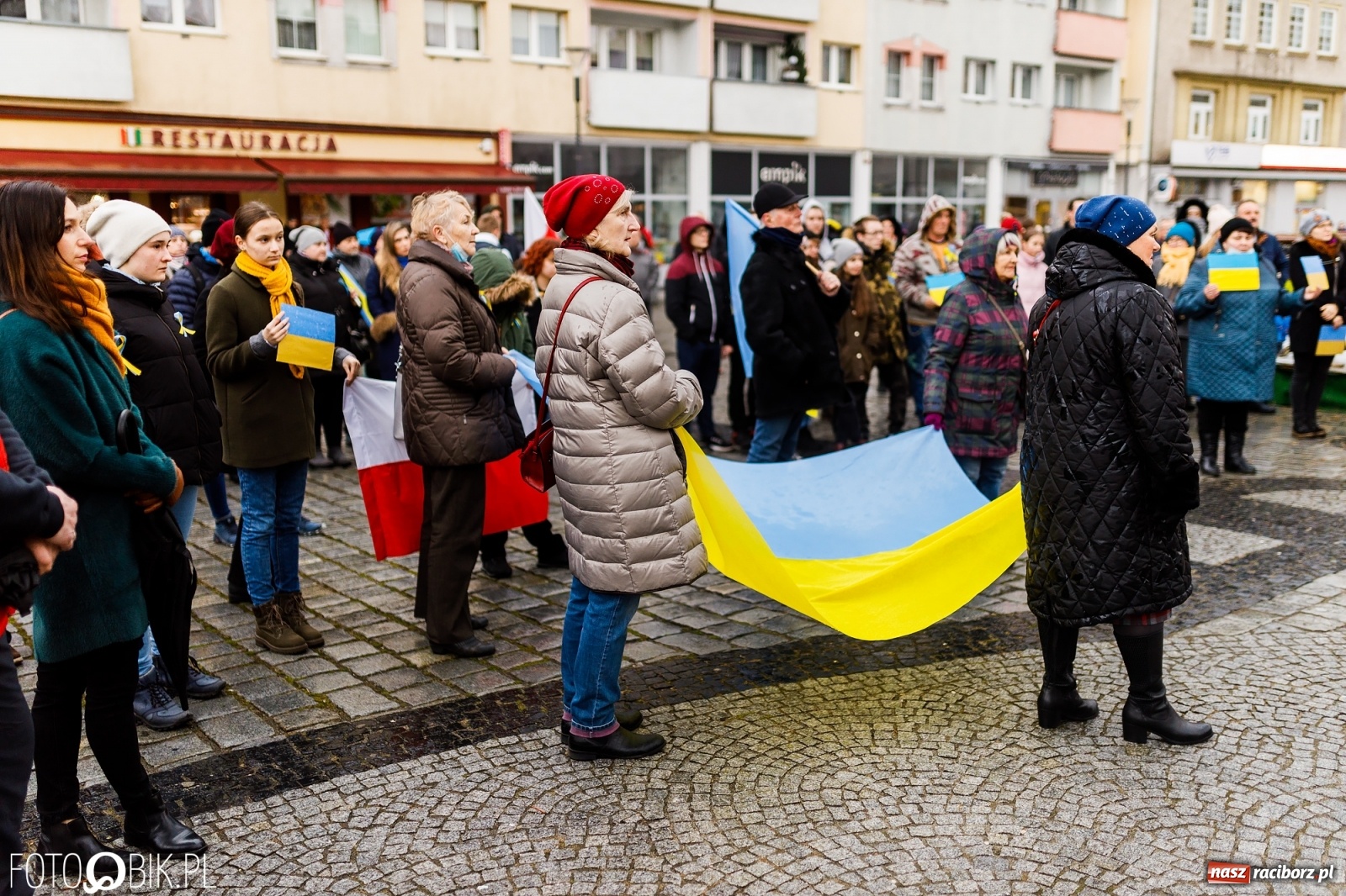Zdjęcie w galerii na portalu naszraciborz.pl: Łzy i słowa otuchy. Racibórz wspiera Ukrainę [FOTO i WIDEO] wiadomości z regionu