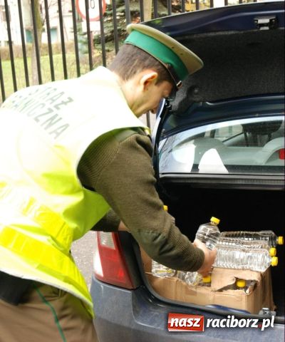 Zdjęcie w galerii na portalu naszraciborz.pl: Zatrzymany nielegalny alkohol wiadomości z regionu
