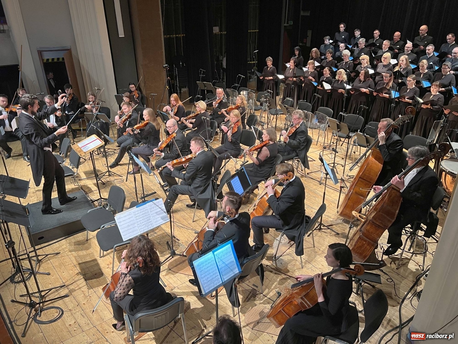 Zdjęcie w galerii na portalu naszraciborz.pl: Muzyka aniołów - prapremiera utworu Adama Wesołowskiego w Raciborzu [FOTO i WIDEO] wiadomości z regionu