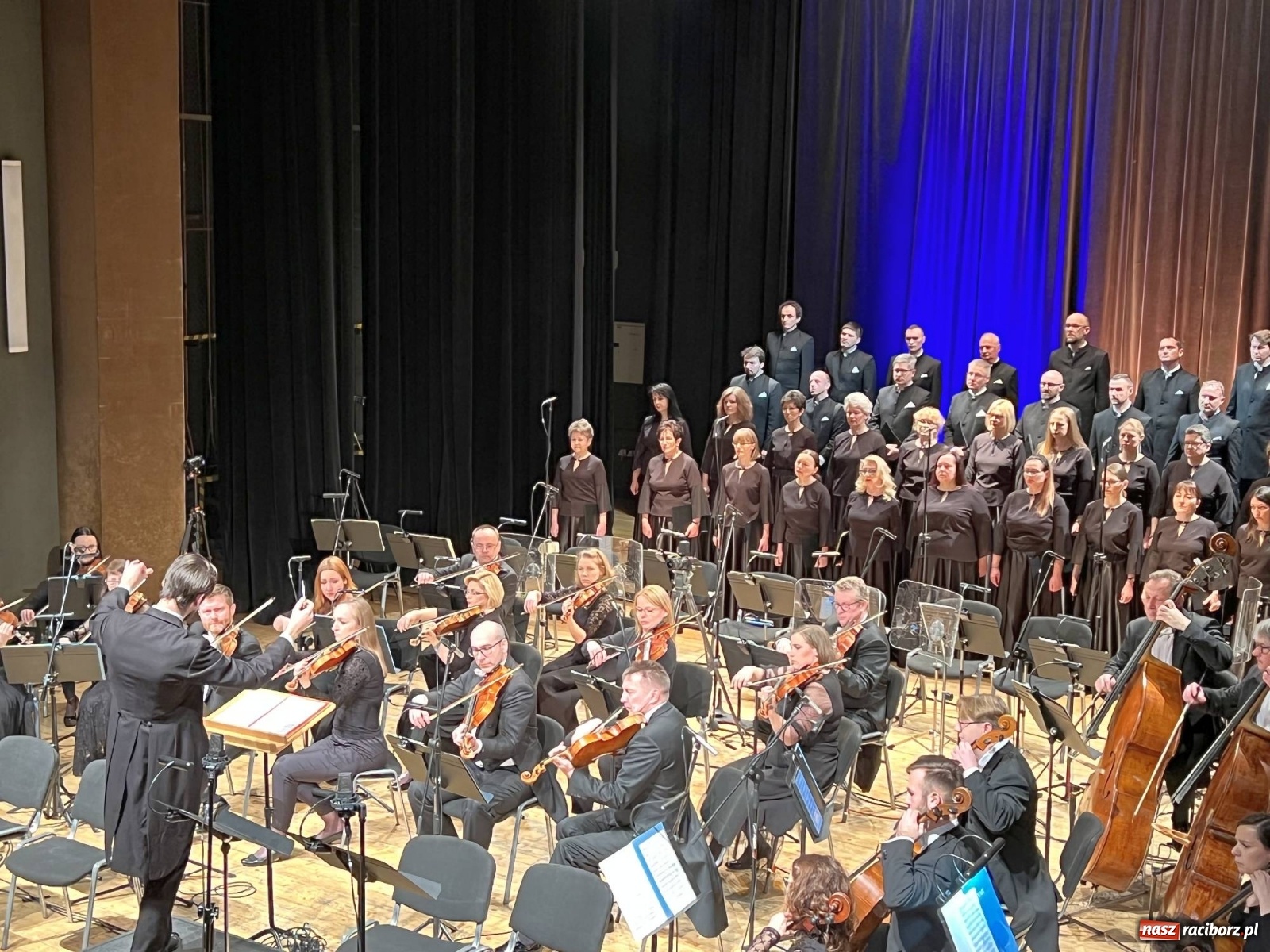 Zdjęcie w galerii na portalu naszraciborz.pl: Muzyka aniołów - prapremiera utworu Adama Wesołowskiego w Raciborzu [FOTO i WIDEO] wiadomości z regionu