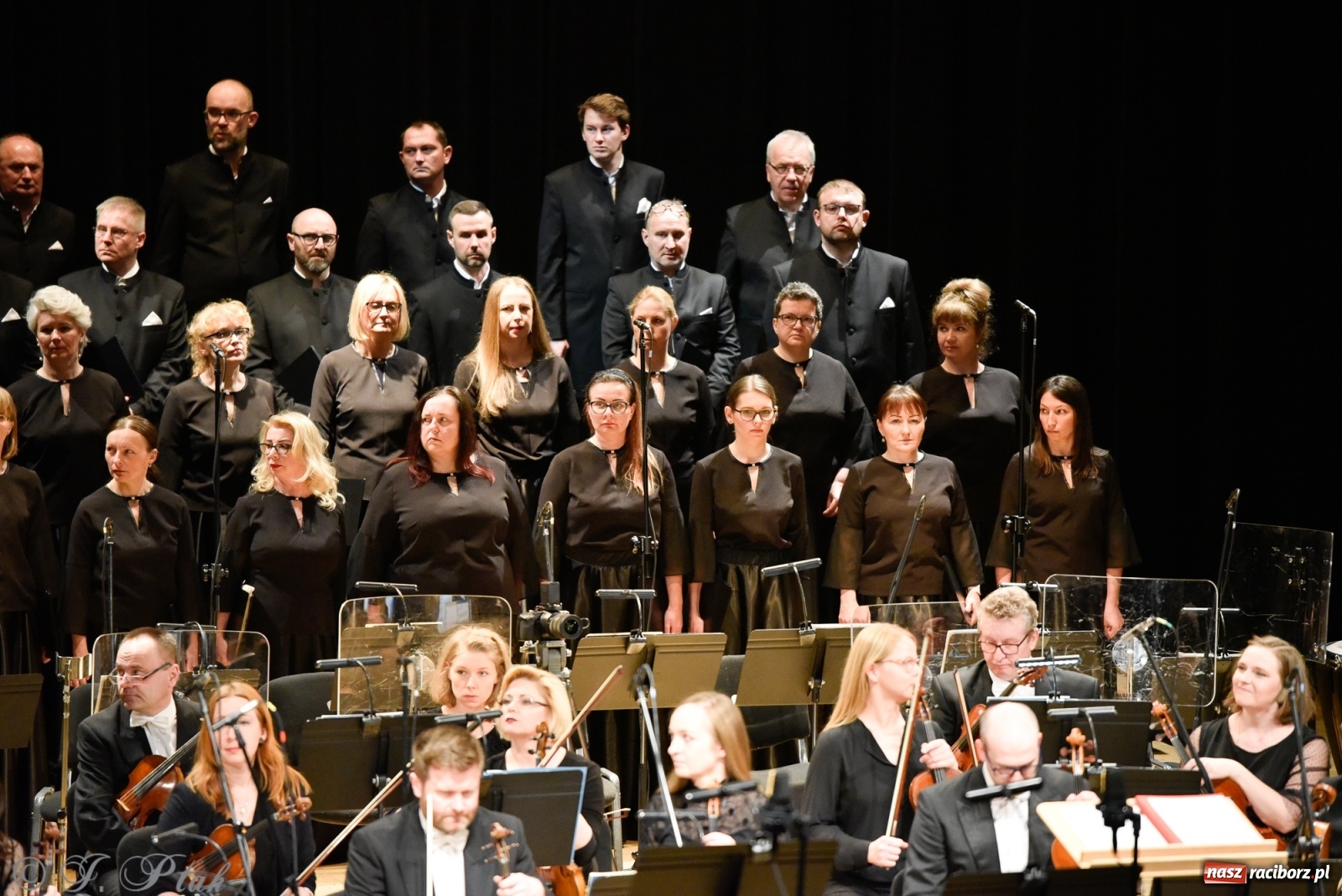 Zdjęcie w galerii na portalu naszraciborz.pl: Muzyka aniołów - prapremiera utworu Adama Wesołowskiego w Raciborzu [FOTO i WIDEO] wiadomości z regionu