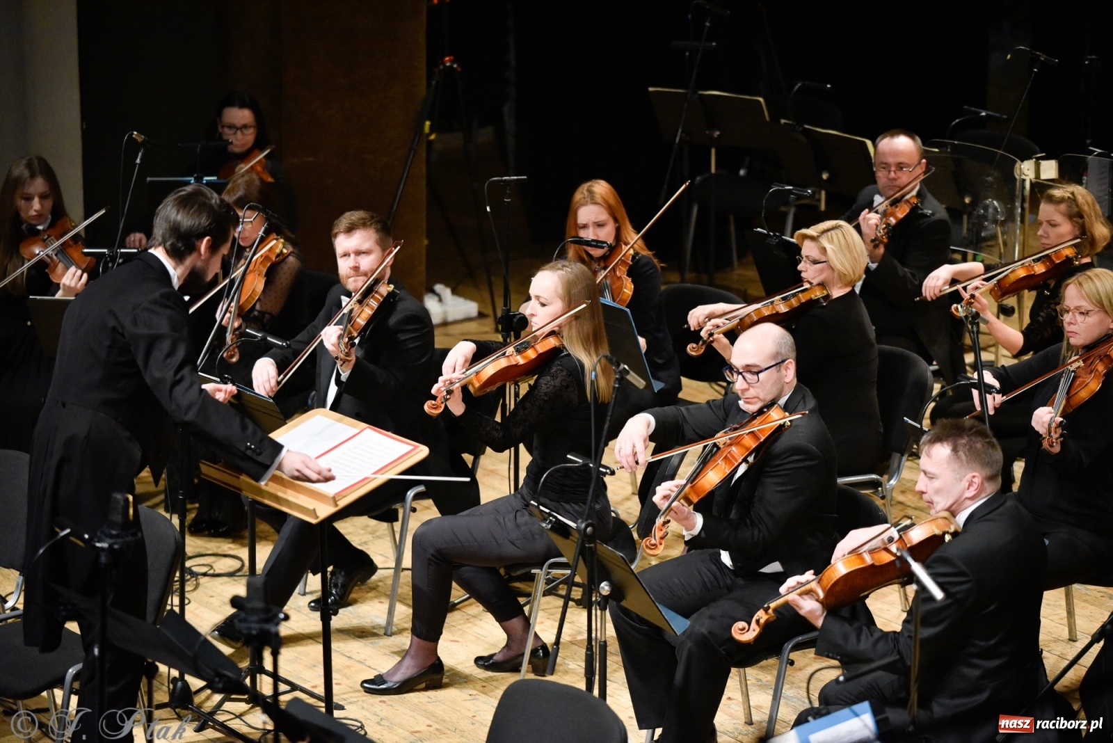 Zdjęcie w galerii na portalu naszraciborz.pl: Muzyka aniołów - prapremiera utworu Adama Wesołowskiego w Raciborzu [FOTO i WIDEO] wiadomości z regionu