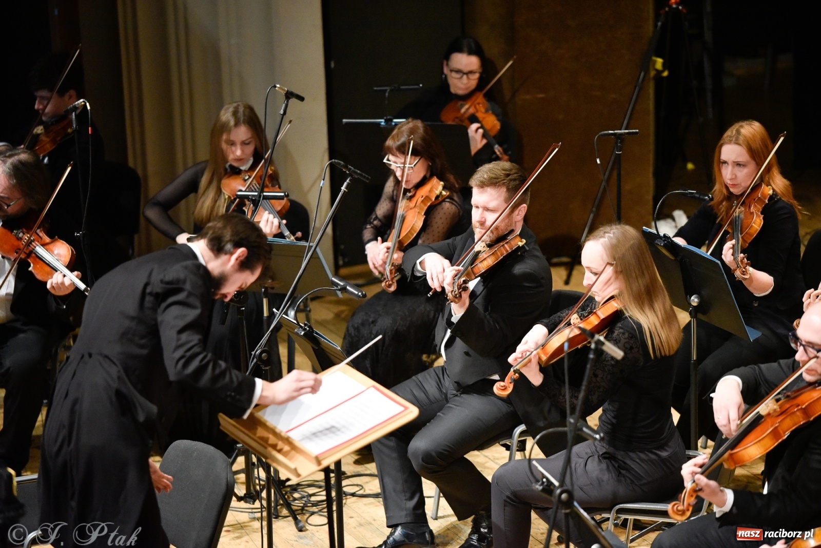 Zdjęcie w galerii na portalu naszraciborz.pl: Muzyka aniołów - prapremiera utworu Adama Wesołowskiego w Raciborzu [FOTO i WIDEO] wiadomości z regionu