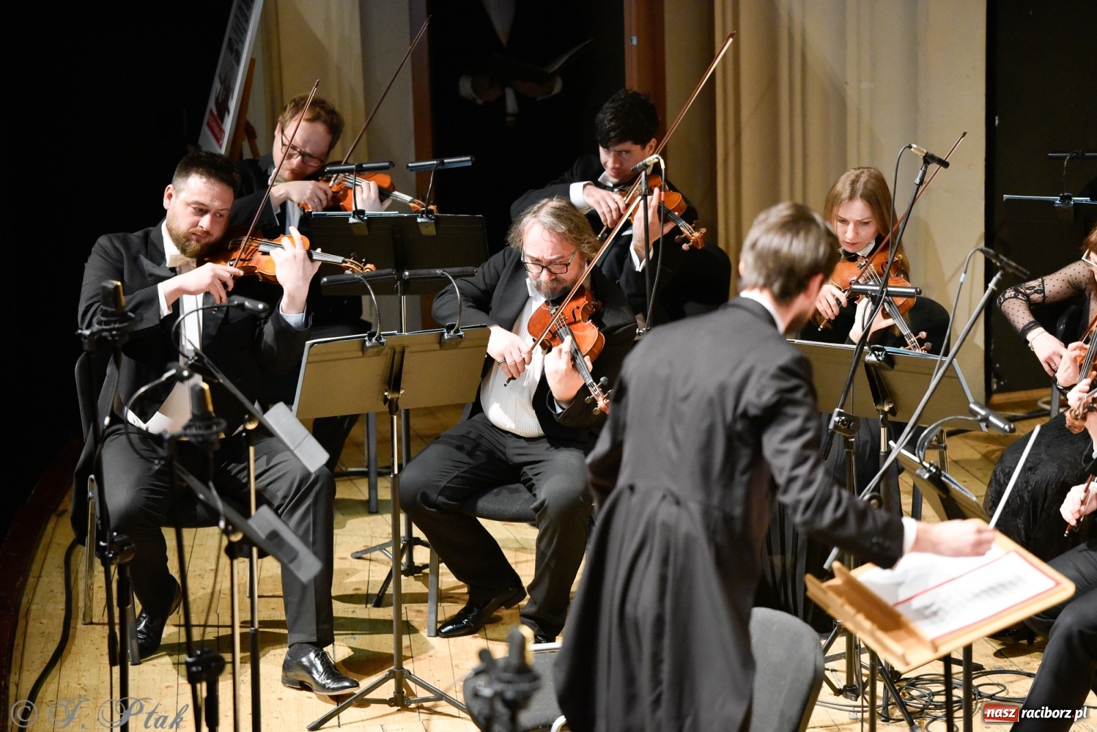 Zdjęcie w galerii na portalu naszraciborz.pl: Muzyka aniołów - prapremiera utworu Adama Wesołowskiego w Raciborzu [FOTO i WIDEO] wiadomości z regionu
