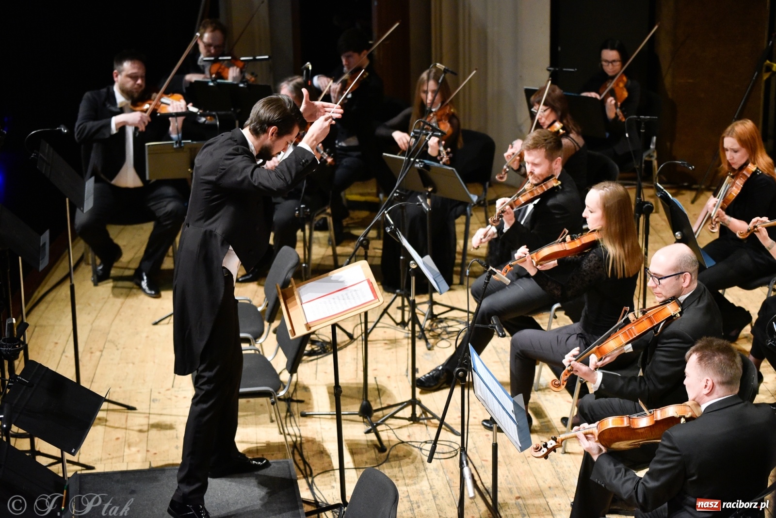 Zdjęcie w galerii na portalu naszraciborz.pl: Muzyka aniołów - prapremiera utworu Adama Wesołowskiego w Raciborzu [FOTO i WIDEO] wiadomości z regionu