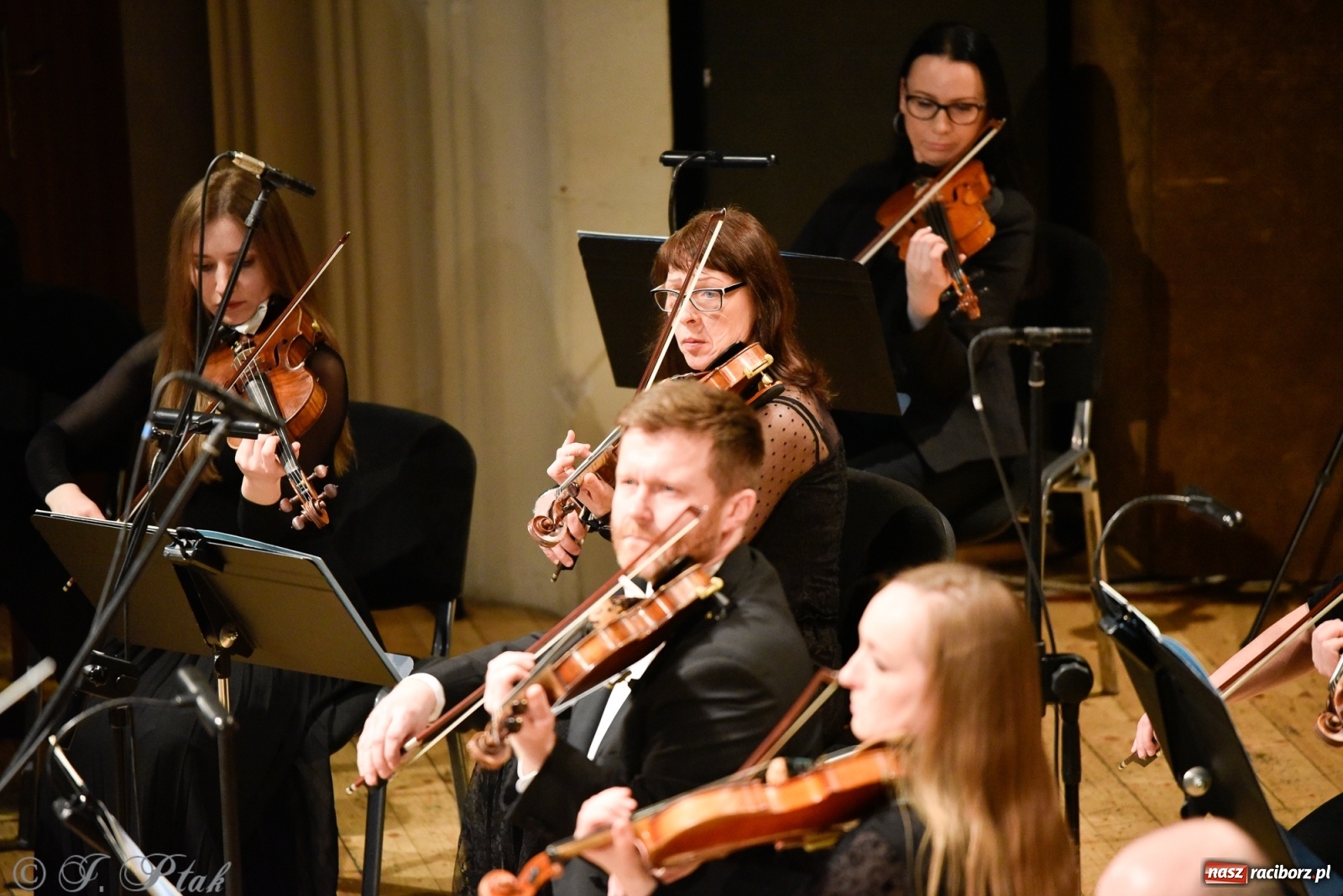 Zdjęcie w galerii na portalu naszraciborz.pl: Muzyka aniołów - prapremiera utworu Adama Wesołowskiego w Raciborzu [FOTO i WIDEO] wiadomości z regionu