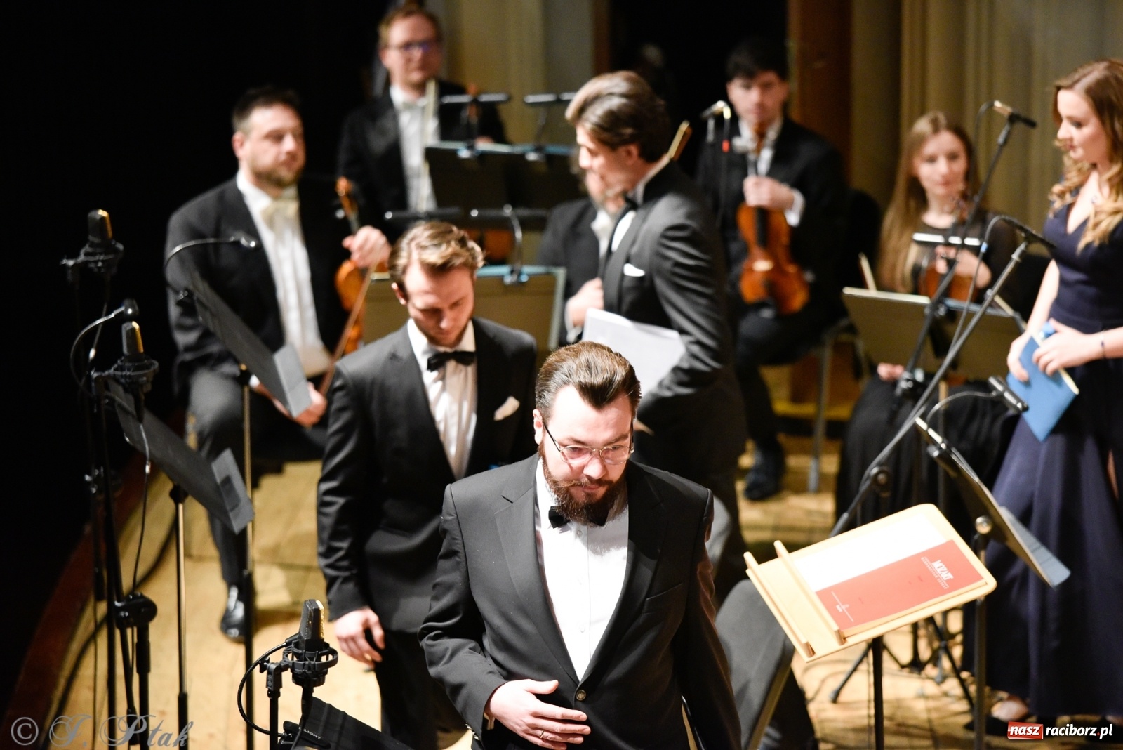 Zdjęcie w galerii na portalu naszraciborz.pl: Muzyka aniołów - prapremiera utworu Adama Wesołowskiego w Raciborzu [FOTO i WIDEO] wiadomości z regionu