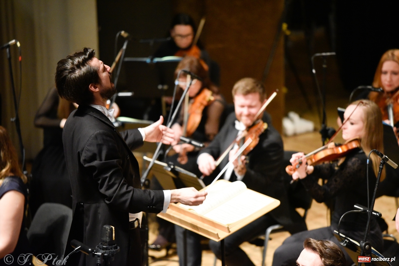 Zdjęcie w galerii na portalu naszraciborz.pl: Muzyka aniołów - prapremiera utworu Adama Wesołowskiego w Raciborzu [FOTO i WIDEO] wiadomości z regionu