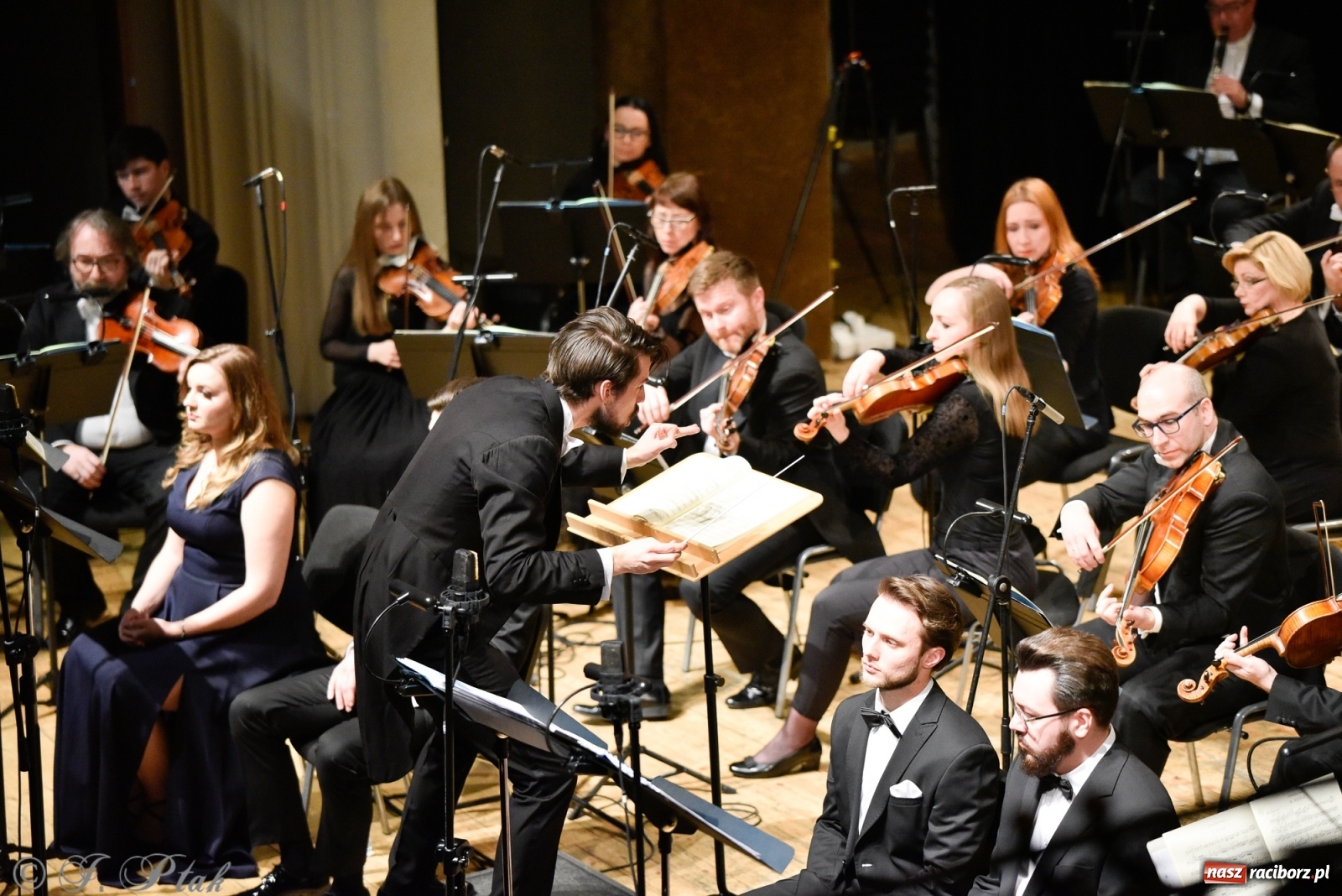 Zdjęcie w galerii na portalu naszraciborz.pl: Muzyka aniołów - prapremiera utworu Adama Wesołowskiego w Raciborzu [FOTO i WIDEO] wiadomości z regionu