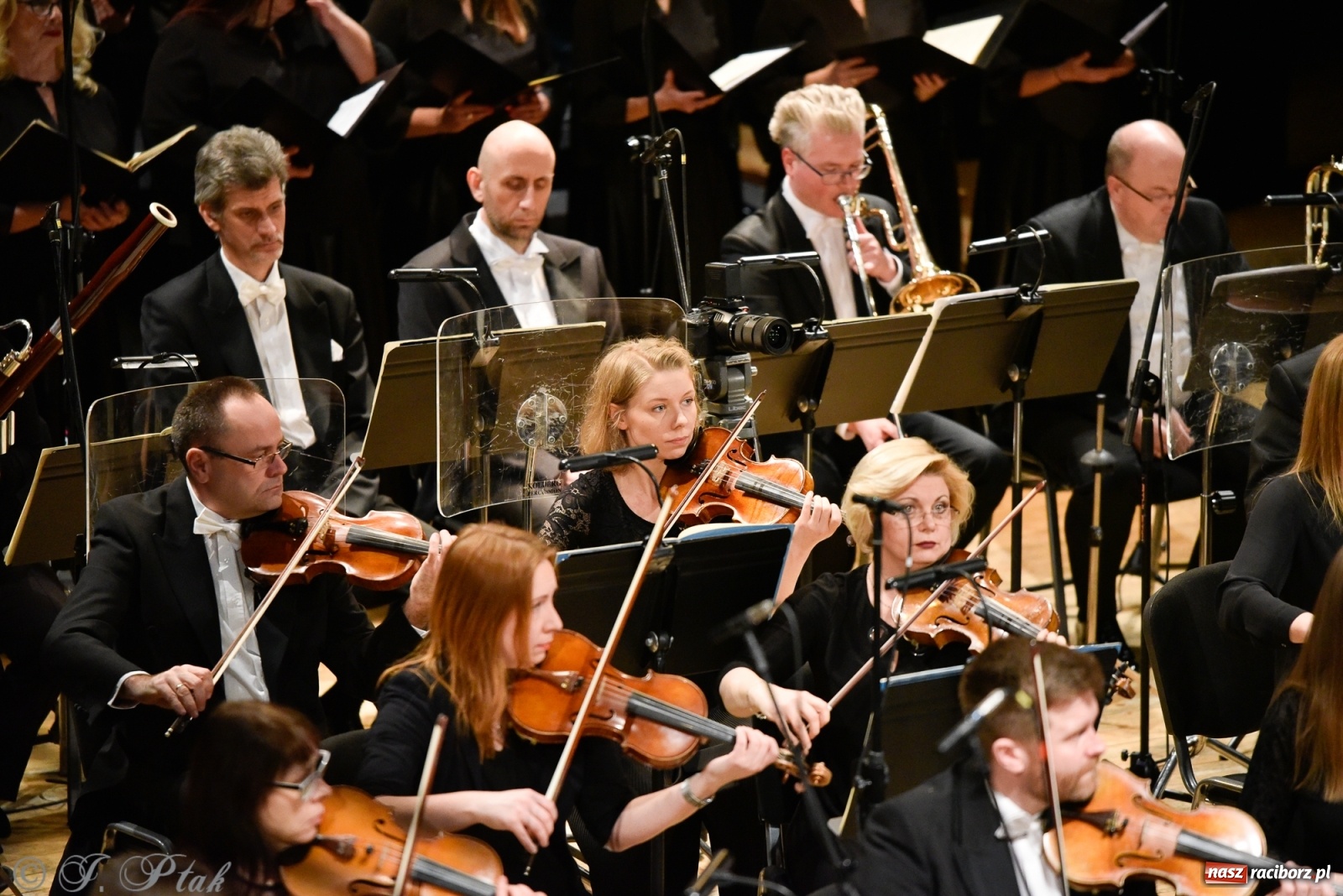 Zdjęcie w galerii na portalu naszraciborz.pl: Muzyka aniołów - prapremiera utworu Adama Wesołowskiego w Raciborzu [FOTO i WIDEO] wiadomości z regionu