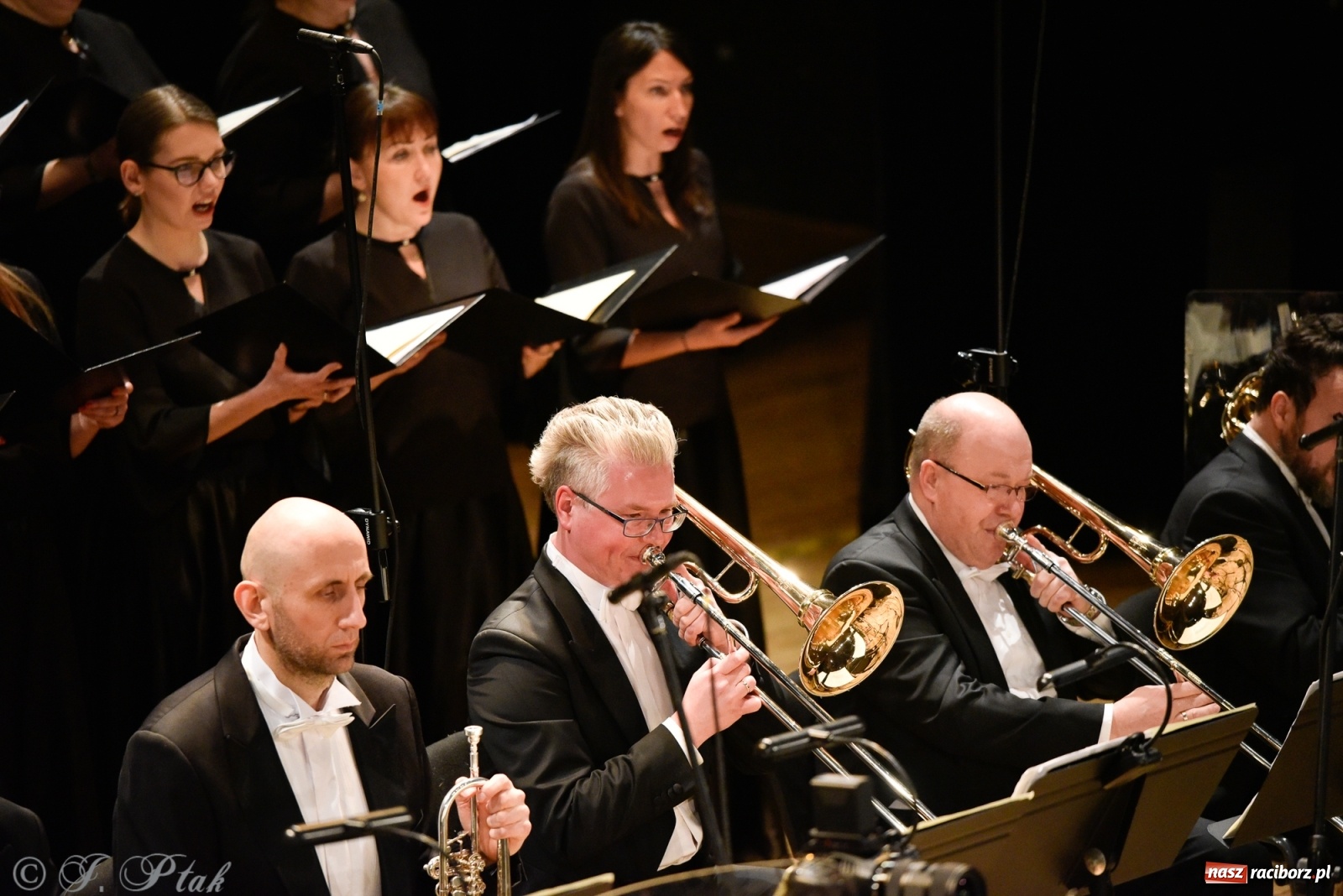 Zdjęcie w galerii na portalu naszraciborz.pl: Muzyka aniołów - prapremiera utworu Adama Wesołowskiego w Raciborzu [FOTO i WIDEO] wiadomości z regionu