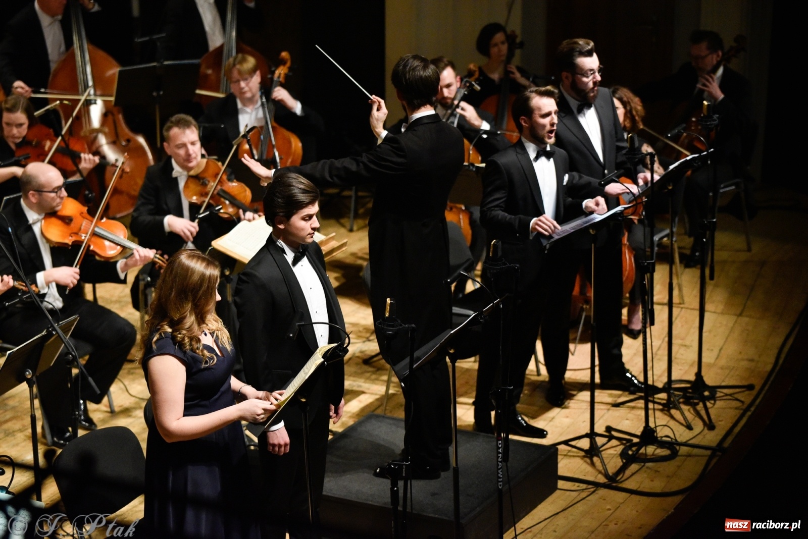 Zdjęcie w galerii na portalu naszraciborz.pl: Muzyka aniołów - prapremiera utworu Adama Wesołowskiego w Raciborzu [FOTO i WIDEO] wiadomości z regionu