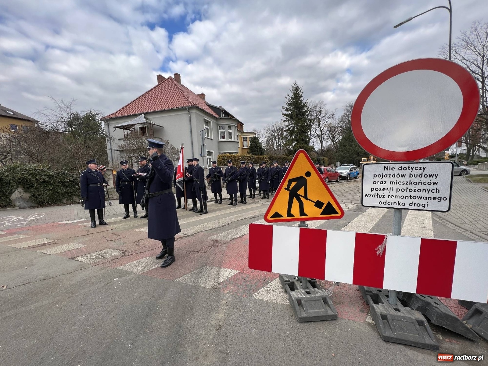 Zdjęcie w galerii na portalu naszraciborz.pl: Jeszcze nie pusty grób - przy Zakładzie Karnym odsłonięto Pomnik Żołnierzy Wyklętych [FOTO i WIDEO] wiadomości z regionu