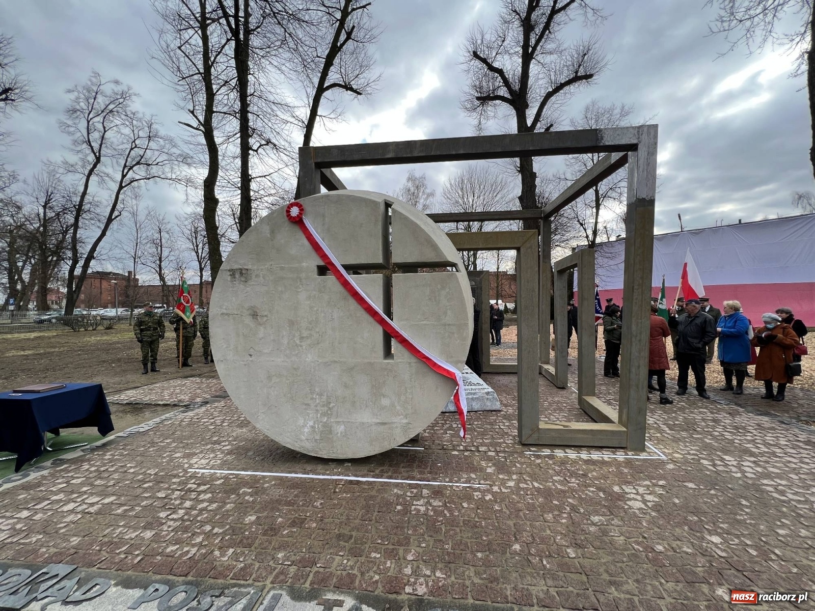 Zdjęcie w galerii na portalu naszraciborz.pl: Jeszcze nie pusty grób - przy Zakładzie Karnym odsłonięto Pomnik Żołnierzy Wyklętych [FOTO i WIDEO] wiadomości z regionu