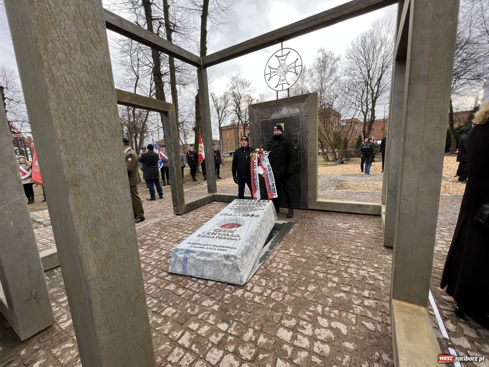 Zdjęcie w galerii na portalu naszraciborz.pl: Jeszcze nie pusty grób - przy Zakładzie Karnym odsłonięto Pomnik Żołnierzy Wyklętych [FOTO i WIDEO] wiadomości z regionu