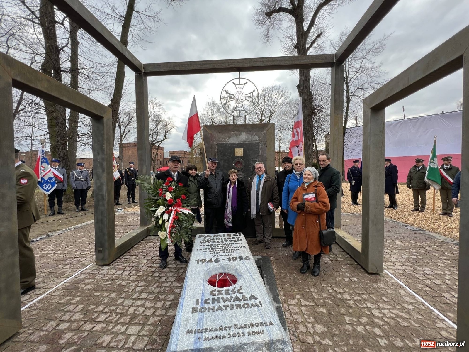 Zdjęcie w galerii na portalu naszraciborz.pl: Jeszcze nie pusty grób - przy Zakładzie Karnym odsłonięto Pomnik Żołnierzy Wyklętych [FOTO i WIDEO] wiadomości z regionu
