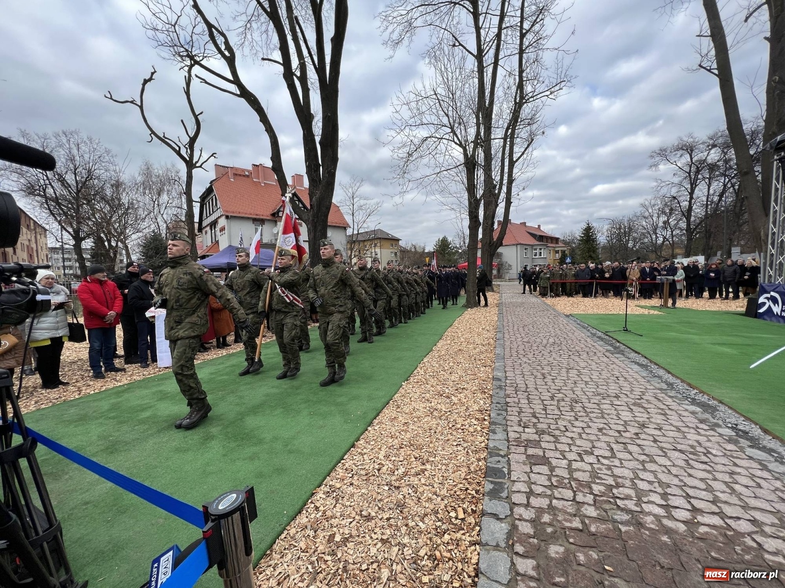 Zdjęcie w galerii na portalu naszraciborz.pl: Jeszcze nie pusty grób - przy Zakładzie Karnym odsłonięto Pomnik Żołnierzy Wyklętych [FOTO i WIDEO] wiadomości z regionu