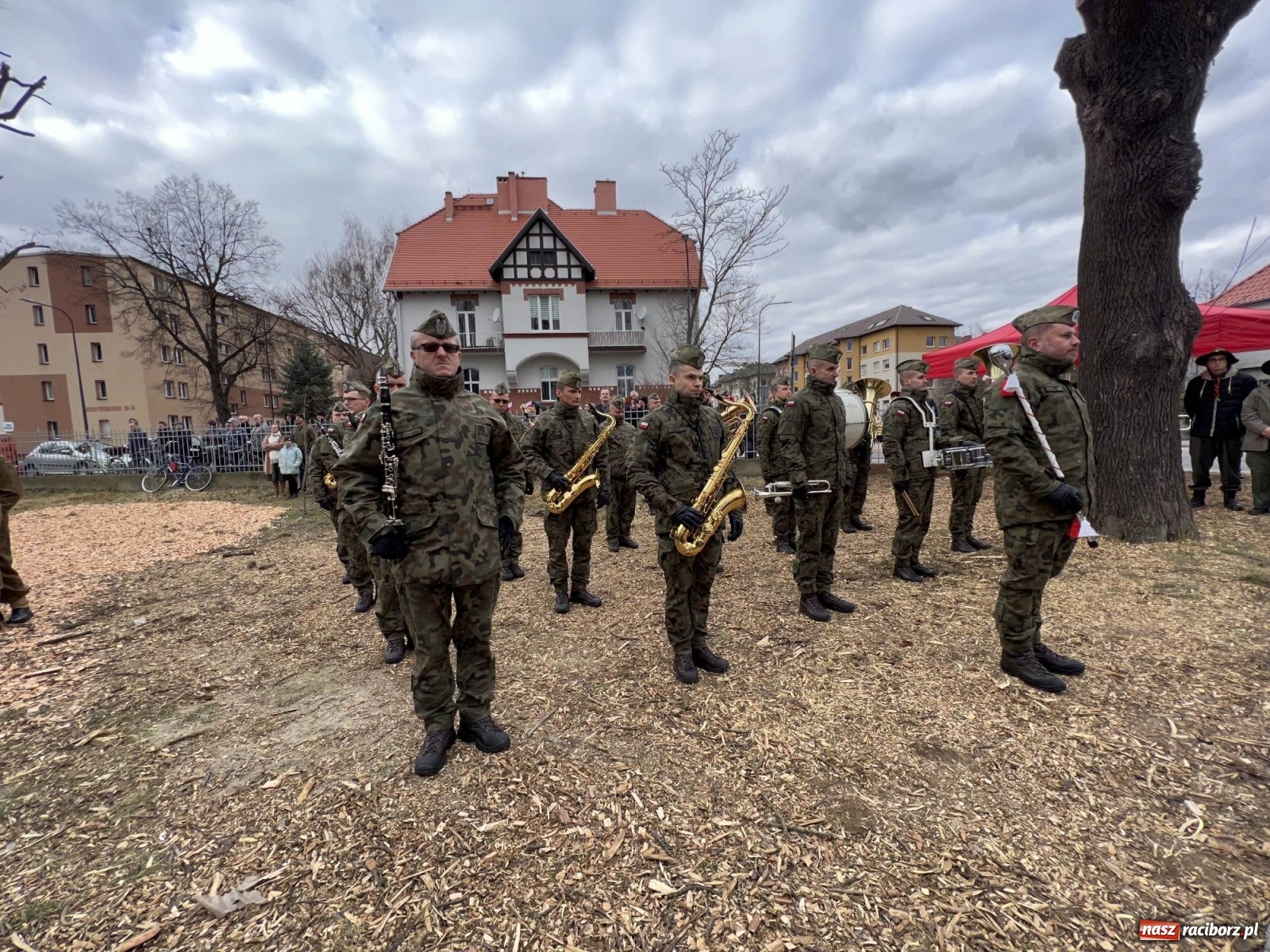 Zdjęcie w galerii na portalu naszraciborz.pl: Jeszcze nie pusty grób - przy Zakładzie Karnym odsłonięto Pomnik Żołnierzy Wyklętych [FOTO i WIDEO] wiadomości z regionu