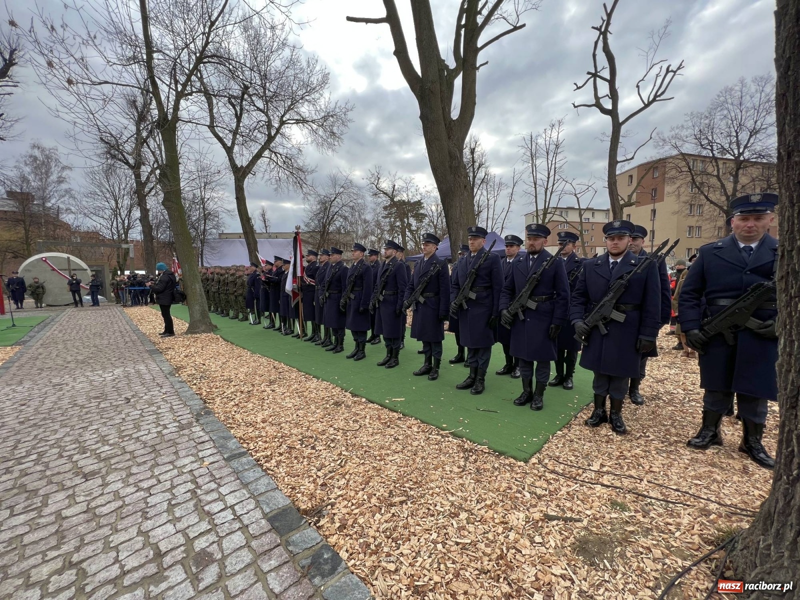 Zdjęcie w galerii na portalu naszraciborz.pl: Jeszcze nie pusty grób - przy Zakładzie Karnym odsłonięto Pomnik Żołnierzy Wyklętych [FOTO i WIDEO] wiadomości z regionu