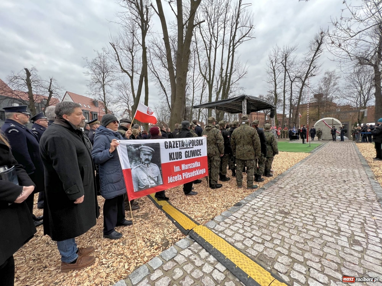 Zdjęcie w galerii na portalu naszraciborz.pl: Jeszcze nie pusty grób - przy Zakładzie Karnym odsłonięto Pomnik Żołnierzy Wyklętych [FOTO i WIDEO] wiadomości z regionu