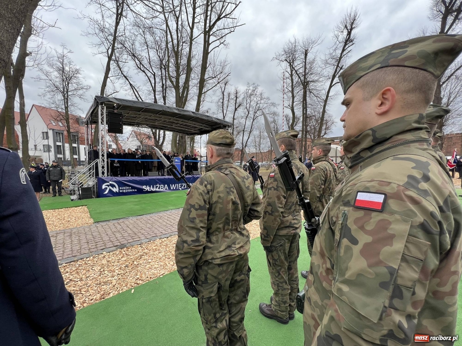 Zdjęcie w galerii na portalu naszraciborz.pl: Jeszcze nie pusty grób - przy Zakładzie Karnym odsłonięto Pomnik Żołnierzy Wyklętych [FOTO i WIDEO] wiadomości z regionu