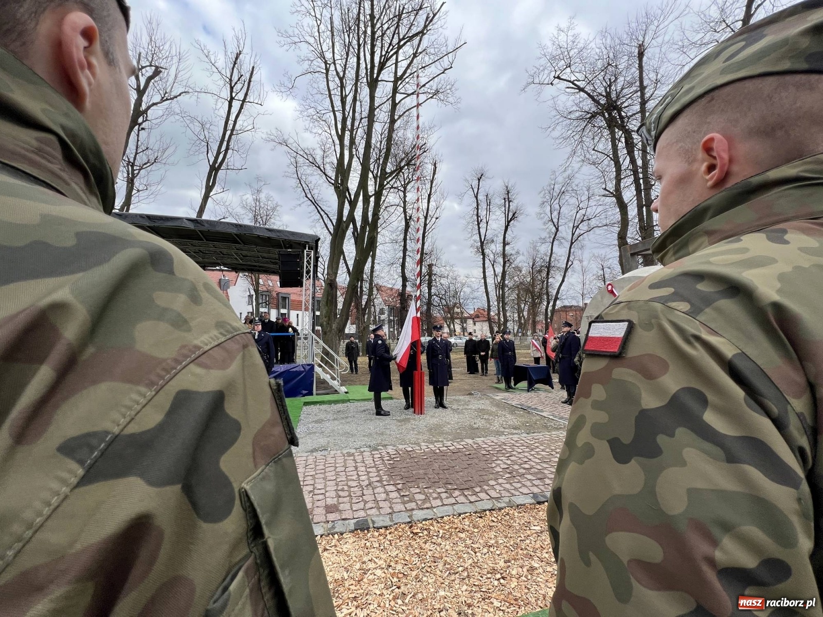 Zdjęcie w galerii na portalu naszraciborz.pl: Jeszcze nie pusty grób - przy Zakładzie Karnym odsłonięto Pomnik Żołnierzy Wyklętych [FOTO i WIDEO] wiadomości z regionu