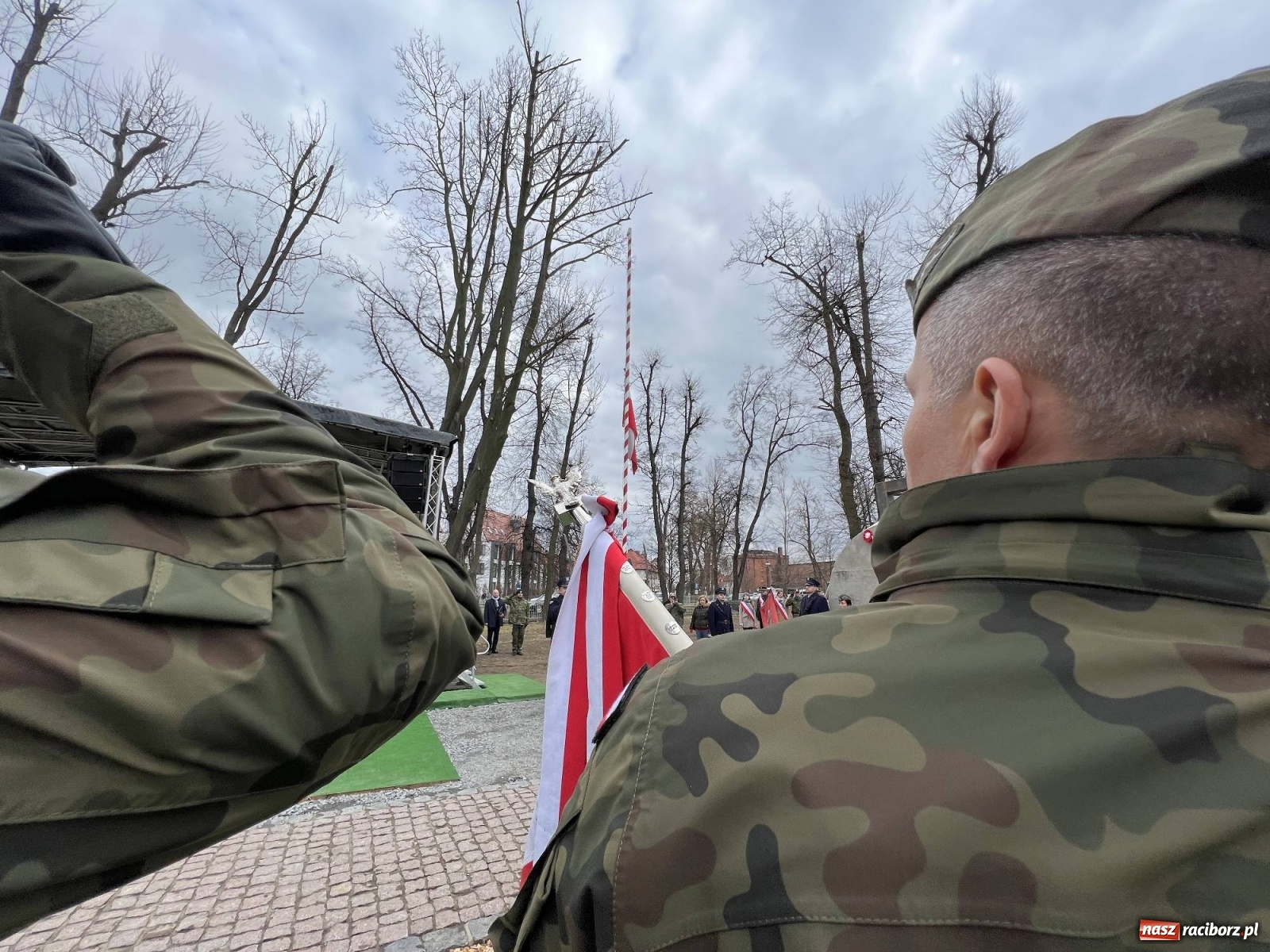 Zdjęcie w galerii na portalu naszraciborz.pl: Jeszcze nie pusty grób - przy Zakładzie Karnym odsłonięto Pomnik Żołnierzy Wyklętych [FOTO i WIDEO] wiadomości z regionu