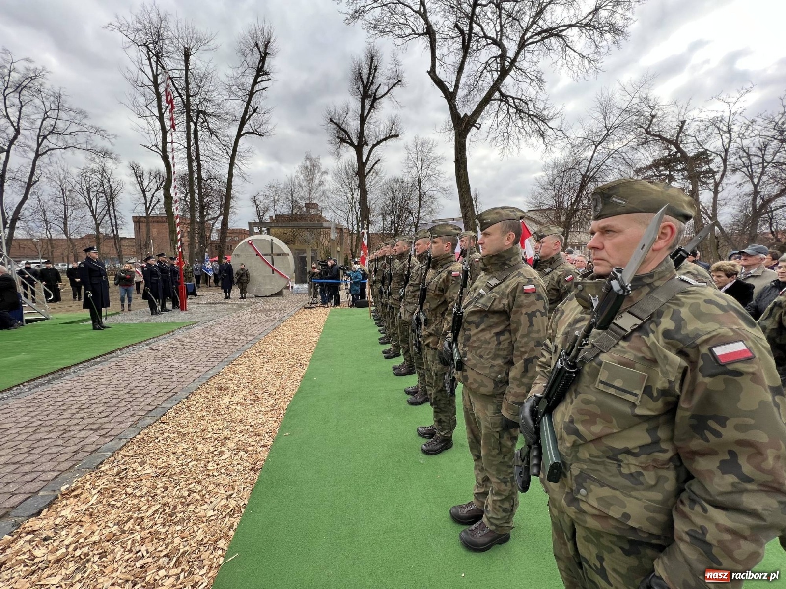 Zdjęcie w galerii na portalu naszraciborz.pl: Jeszcze nie pusty grób - przy Zakładzie Karnym odsłonięto Pomnik Żołnierzy Wyklętych [FOTO i WIDEO] wiadomości z regionu