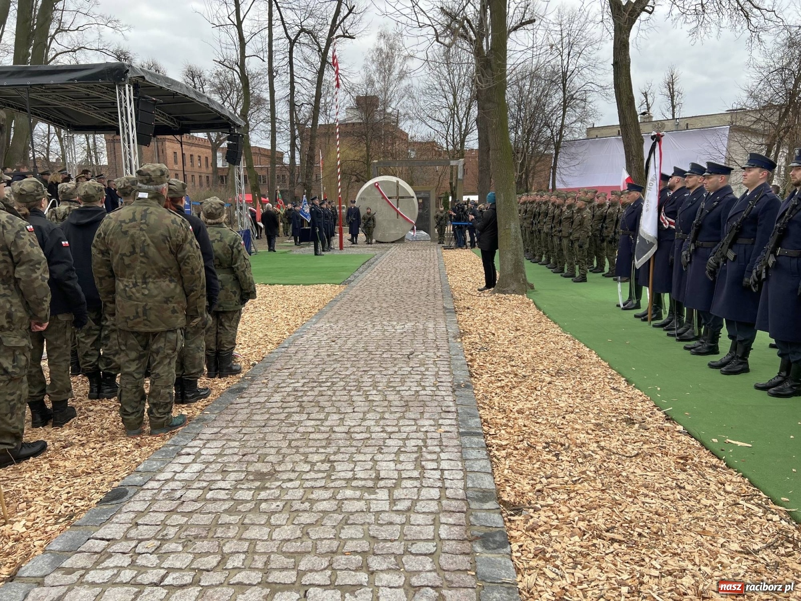 Zdjęcie w galerii na portalu naszraciborz.pl: Jeszcze nie pusty grób - przy Zakładzie Karnym odsłonięto Pomnik Żołnierzy Wyklętych [FOTO i WIDEO] wiadomości z regionu