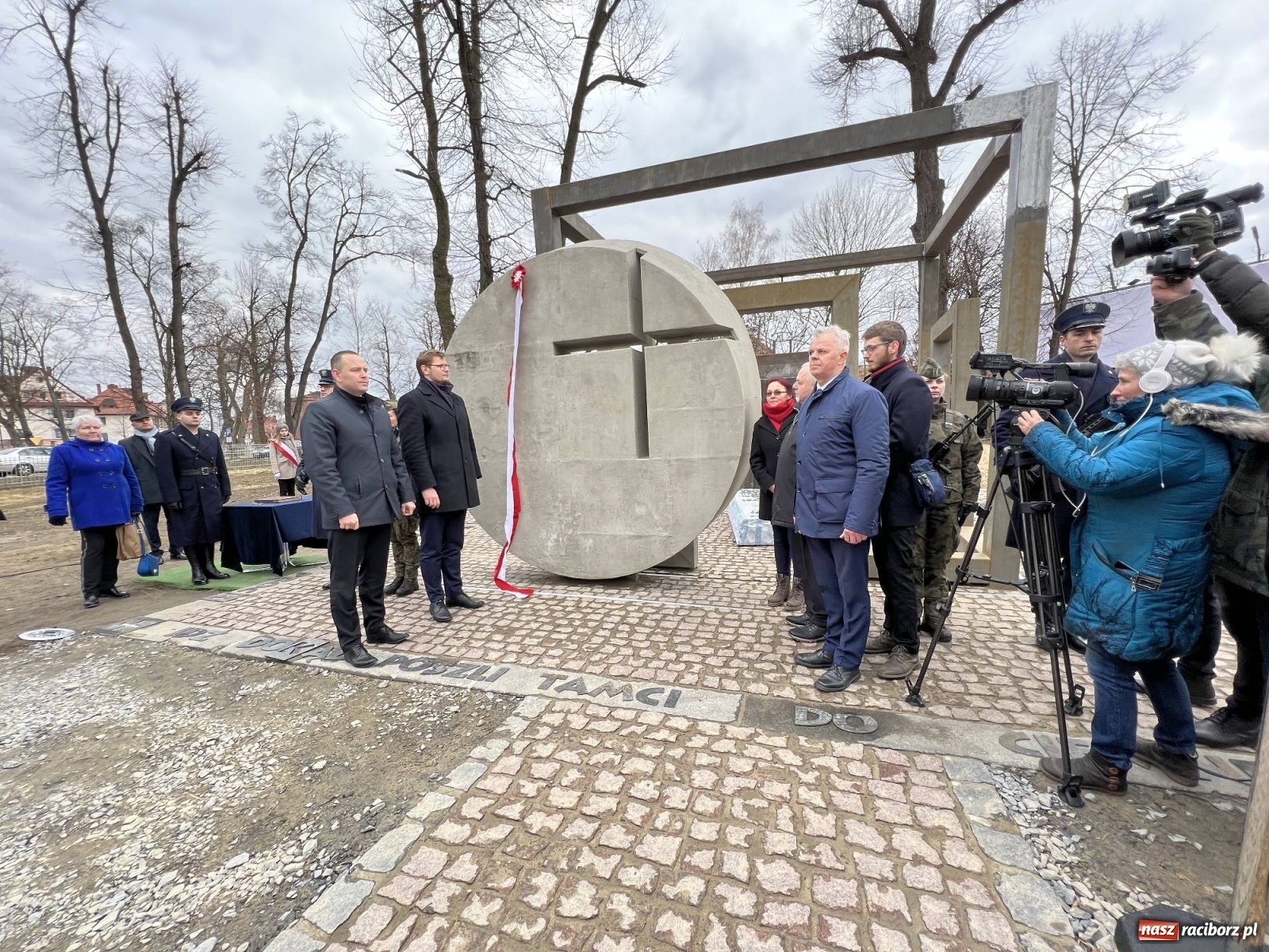 Zdjęcie w galerii na portalu naszraciborz.pl: Jeszcze nie pusty grób - przy Zakładzie Karnym odsłonięto Pomnik Żołnierzy Wyklętych [FOTO i WIDEO] wiadomości z regionu