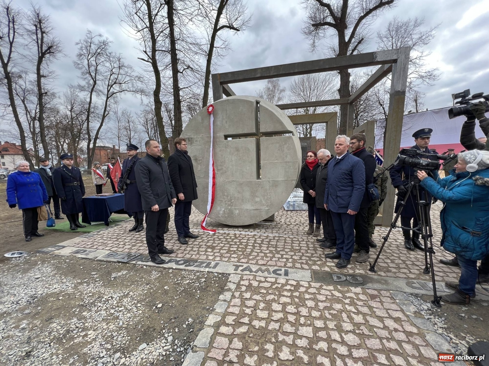 Zdjęcie w galerii na portalu naszraciborz.pl: Jeszcze nie pusty grób - przy Zakładzie Karnym odsłonięto Pomnik Żołnierzy Wyklętych [FOTO i WIDEO] wiadomości z regionu