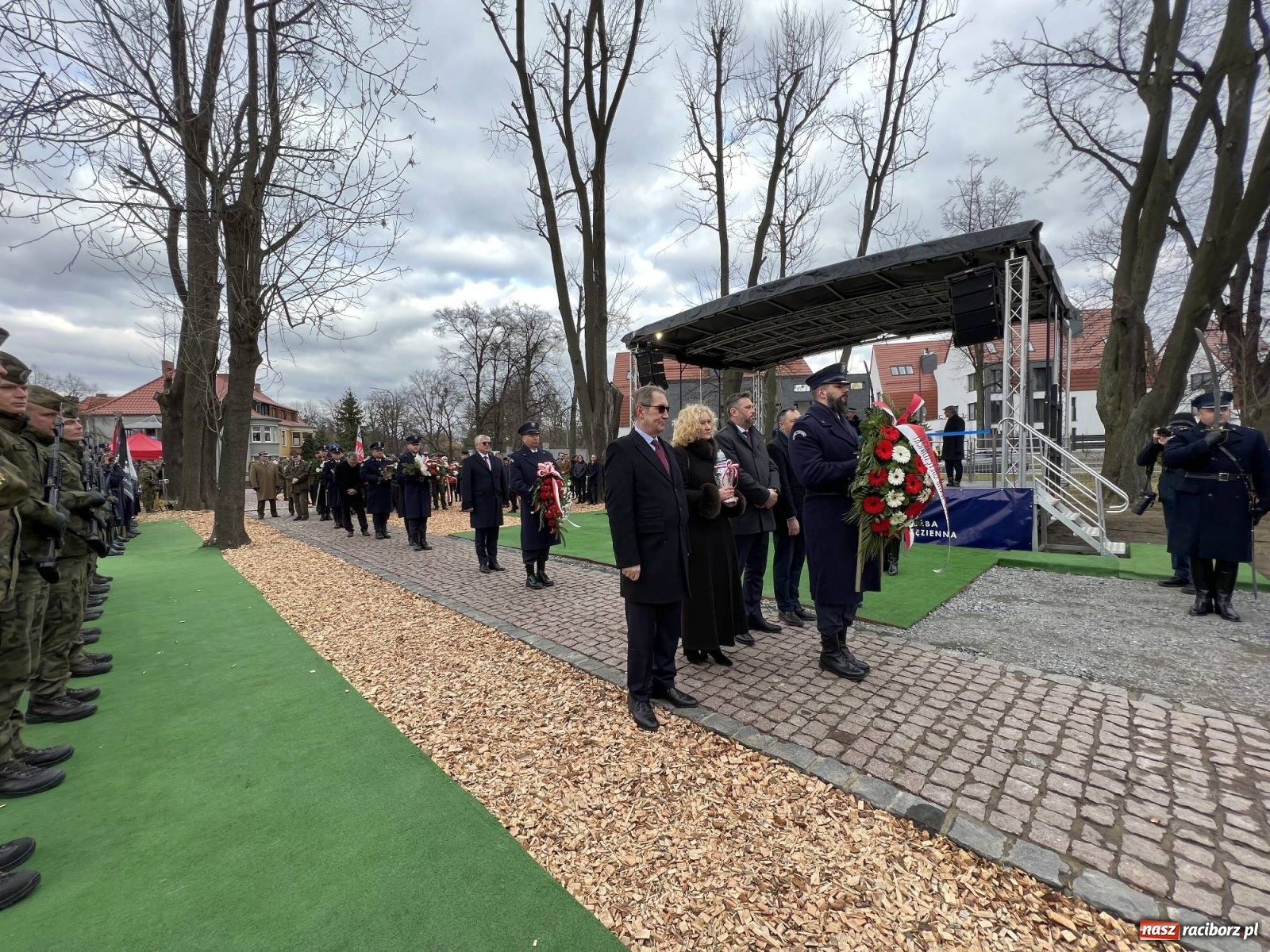 Zdjęcie w galerii na portalu naszraciborz.pl: Jeszcze nie pusty grób - przy Zakładzie Karnym odsłonięto Pomnik Żołnierzy Wyklętych [FOTO i WIDEO] wiadomości z regionu