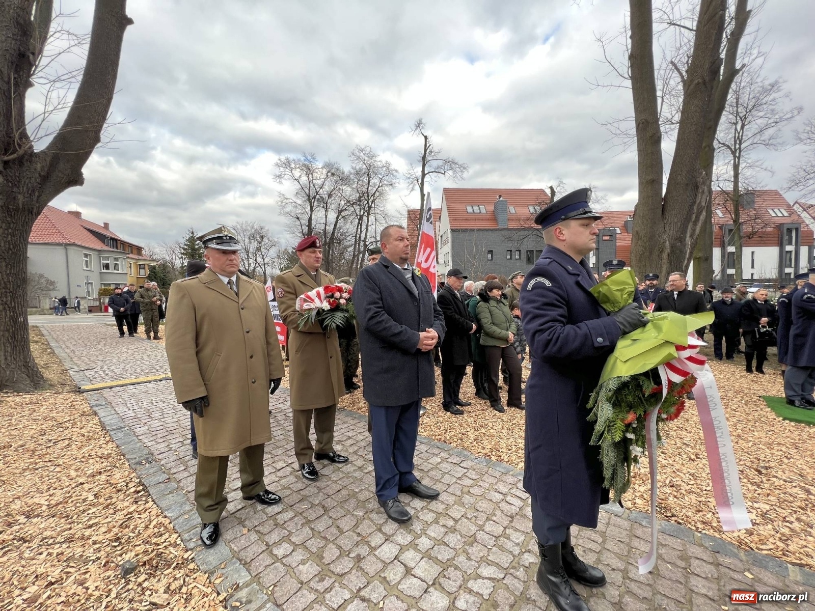 Zdjęcie w galerii na portalu naszraciborz.pl: Jeszcze nie pusty grób - przy Zakładzie Karnym odsłonięto Pomnik Żołnierzy Wyklętych [FOTO i WIDEO] wiadomości z regionu