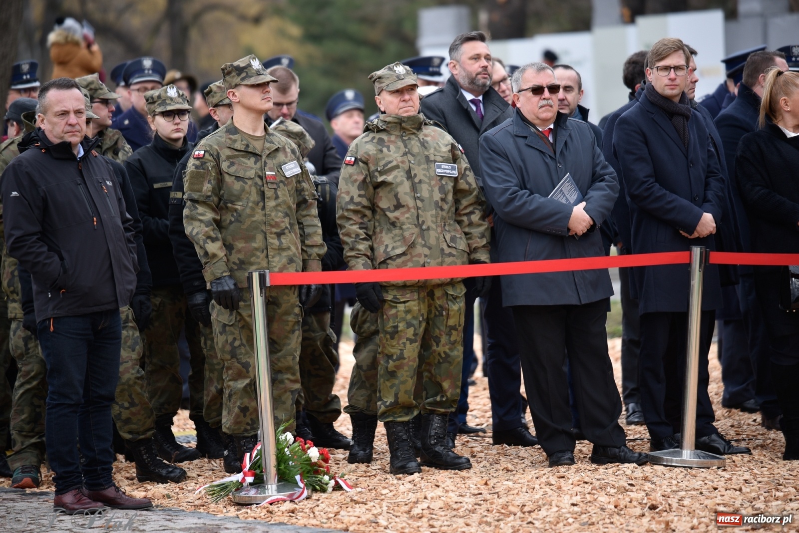Zdjęcie w galerii na portalu naszraciborz.pl: Jeszcze nie pusty grób - przy Zakładzie Karnym odsłonięto Pomnik Żołnierzy Wyklętych [FOTO i WIDEO] wiadomości z regionu