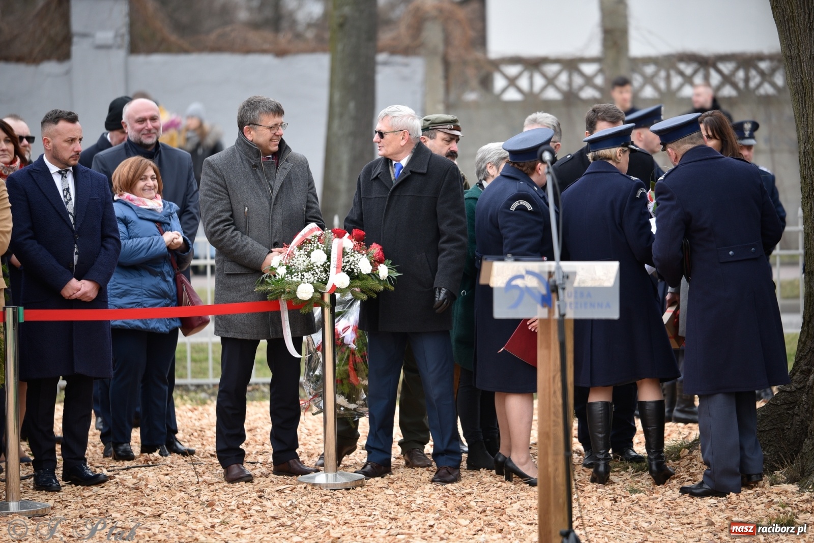 Zdjęcie w galerii na portalu naszraciborz.pl: Jeszcze nie pusty grób - przy Zakładzie Karnym odsłonięto Pomnik Żołnierzy Wyklętych [FOTO i WIDEO] wiadomości z regionu