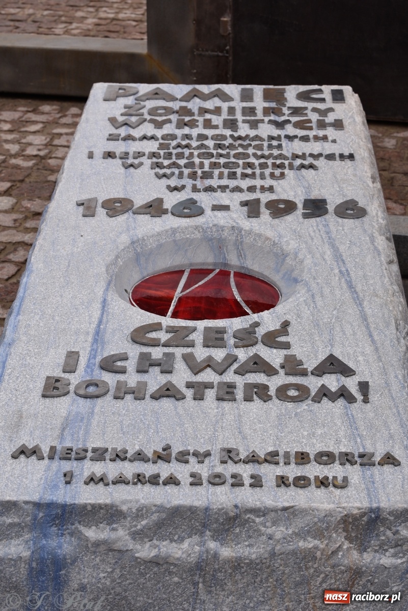 Zdjęcie w galerii na portalu naszraciborz.pl: Jeszcze nie pusty grób - przy Zakładzie Karnym odsłonięto Pomnik Żołnierzy Wyklętych [FOTO i WIDEO] wiadomości z regionu