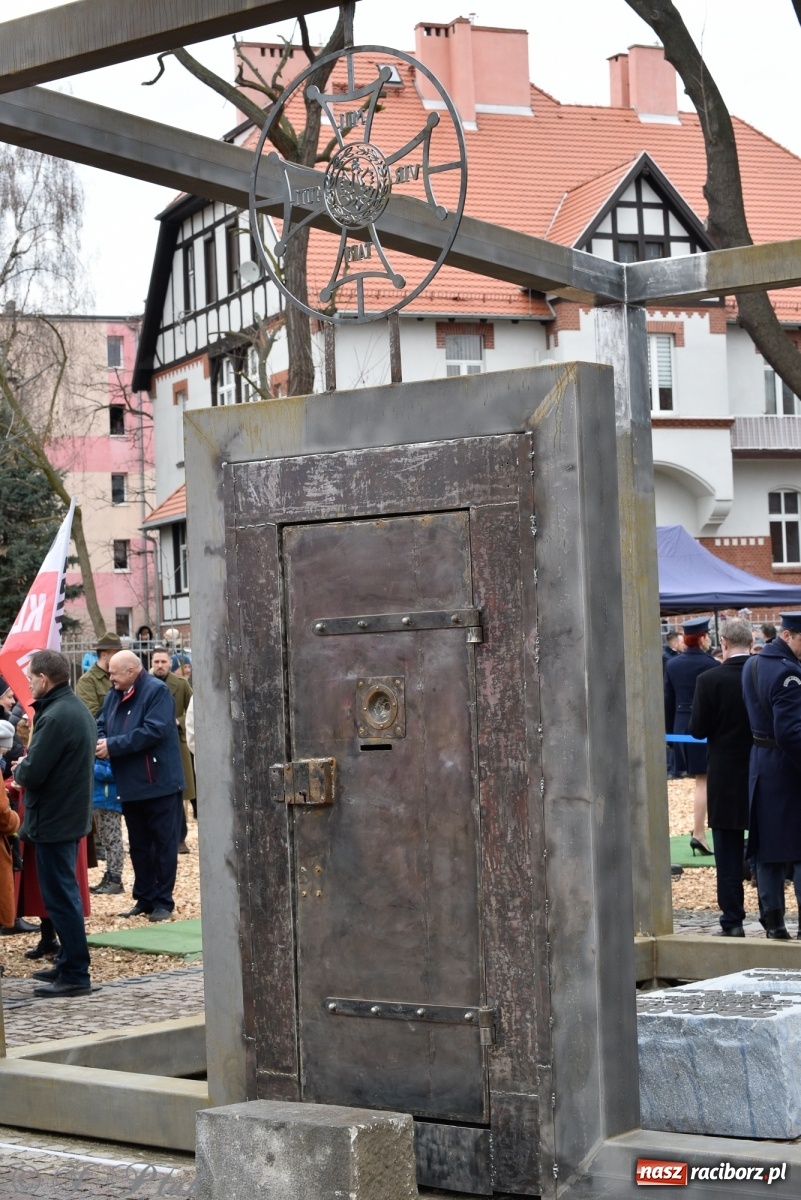 Zdjęcie w galerii na portalu naszraciborz.pl: Jeszcze nie pusty grób - przy Zakładzie Karnym odsłonięto Pomnik Żołnierzy Wyklętych [FOTO i WIDEO] wiadomości z regionu