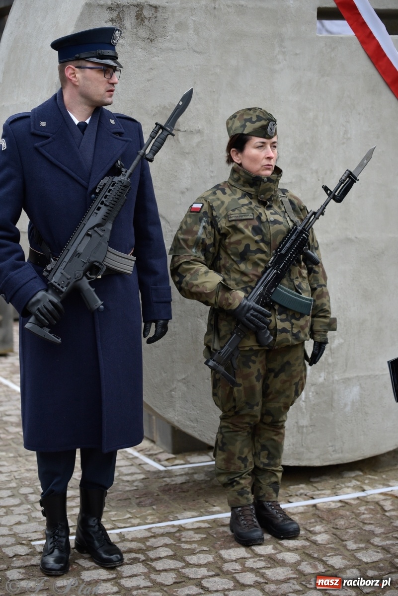 Zdjęcie w galerii na portalu naszraciborz.pl: Jeszcze nie pusty grób - przy Zakładzie Karnym odsłonięto Pomnik Żołnierzy Wyklętych [FOTO i WIDEO] wiadomości z regionu