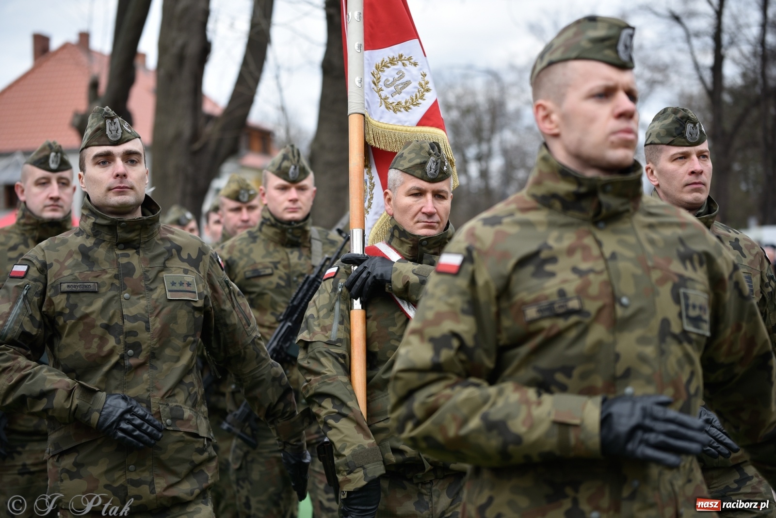 Zdjęcie w galerii na portalu naszraciborz.pl: Jeszcze nie pusty grób - przy Zakładzie Karnym odsłonięto Pomnik Żołnierzy Wyklętych [FOTO i WIDEO] wiadomości z regionu