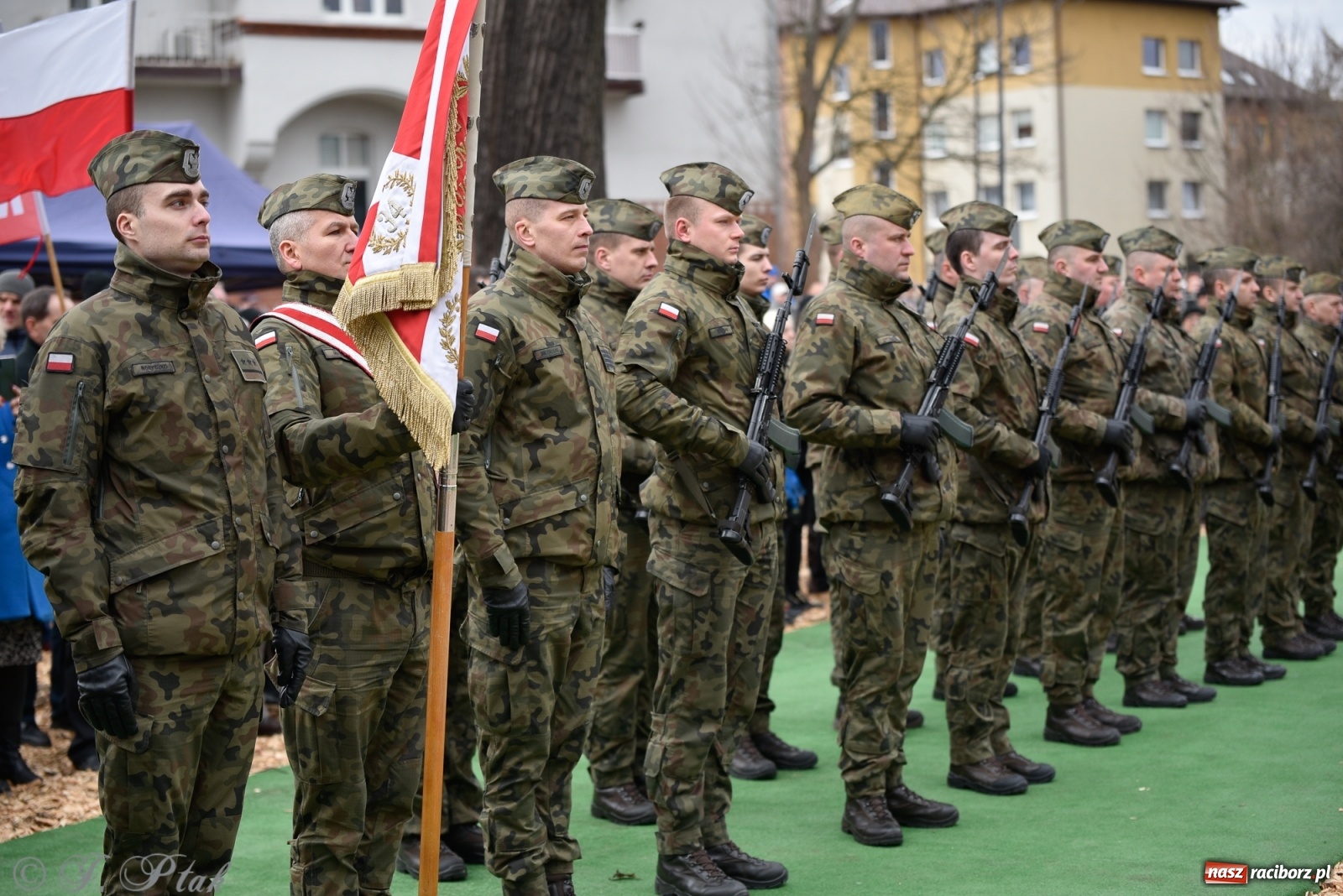 Zdjęcie w galerii na portalu naszraciborz.pl: Jeszcze nie pusty grób - przy Zakładzie Karnym odsłonięto Pomnik Żołnierzy Wyklętych [FOTO i WIDEO] wiadomości z regionu