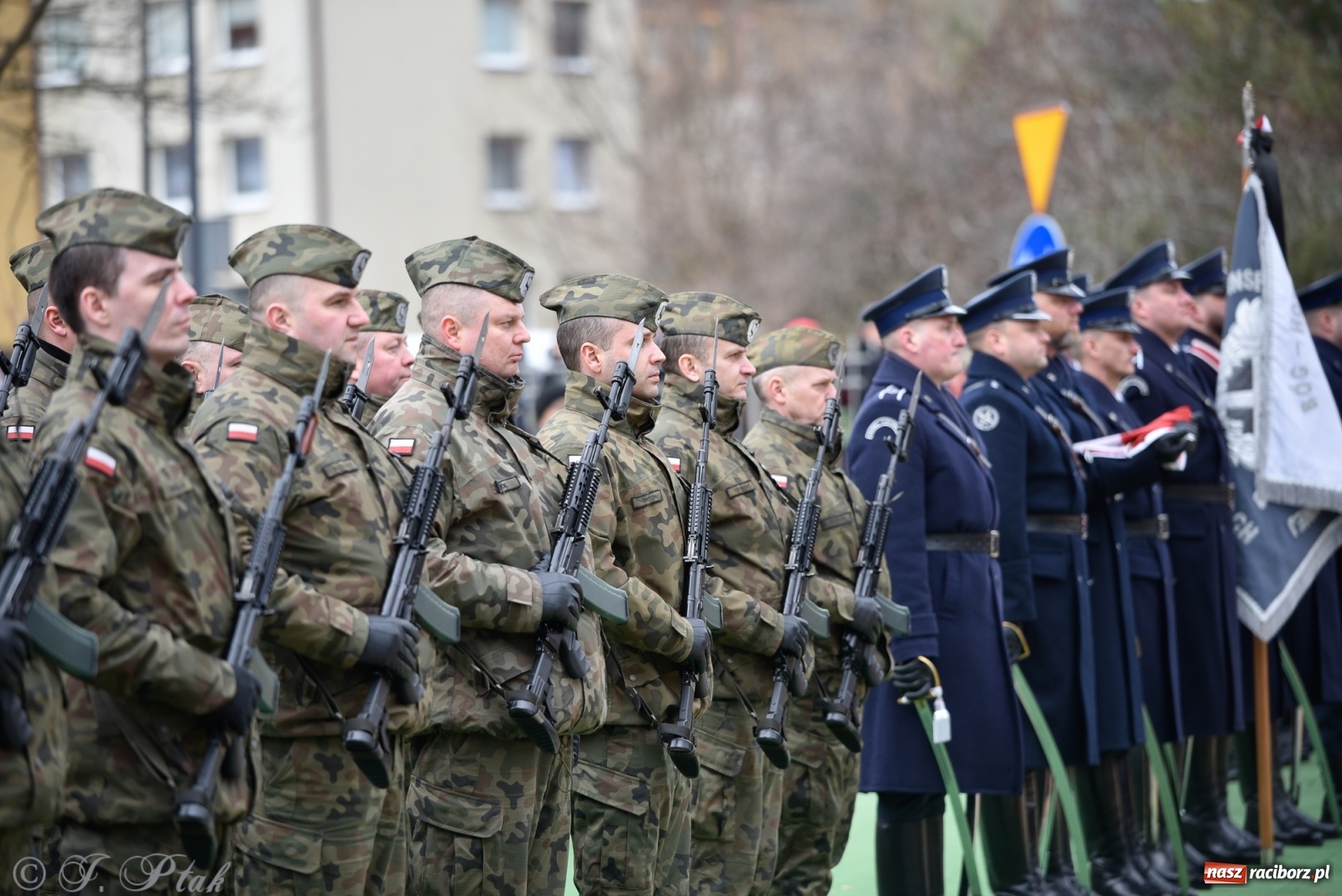 Zdjęcie w galerii na portalu naszraciborz.pl: Jeszcze nie pusty grób - przy Zakładzie Karnym odsłonięto Pomnik Żołnierzy Wyklętych [FOTO i WIDEO] wiadomości z regionu