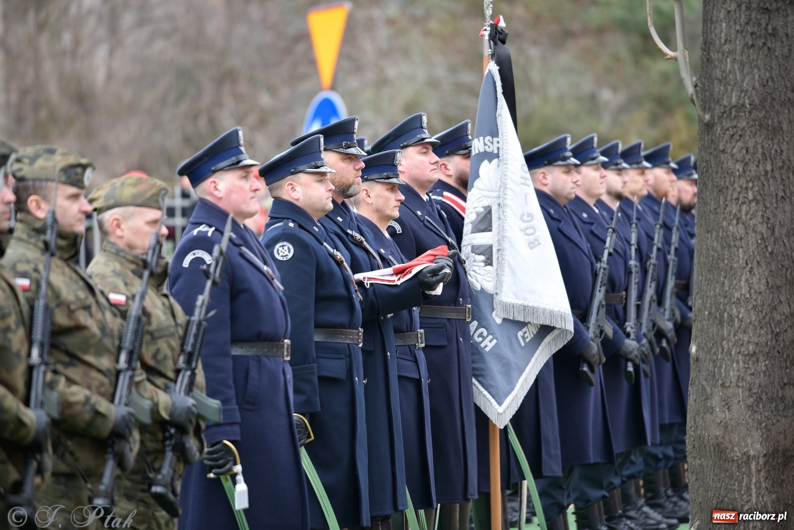 Zdjęcie w galerii na portalu naszraciborz.pl: Jeszcze nie pusty grób - przy Zakładzie Karnym odsłonięto Pomnik Żołnierzy Wyklętych [FOTO i WIDEO] wiadomości z regionu