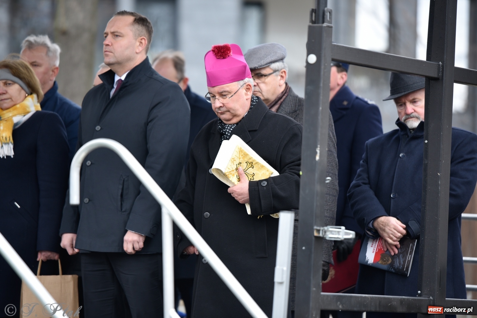 Zdjęcie w galerii na portalu naszraciborz.pl: Jeszcze nie pusty grób - przy Zakładzie Karnym odsłonięto Pomnik Żołnierzy Wyklętych [FOTO i WIDEO] wiadomości z regionu