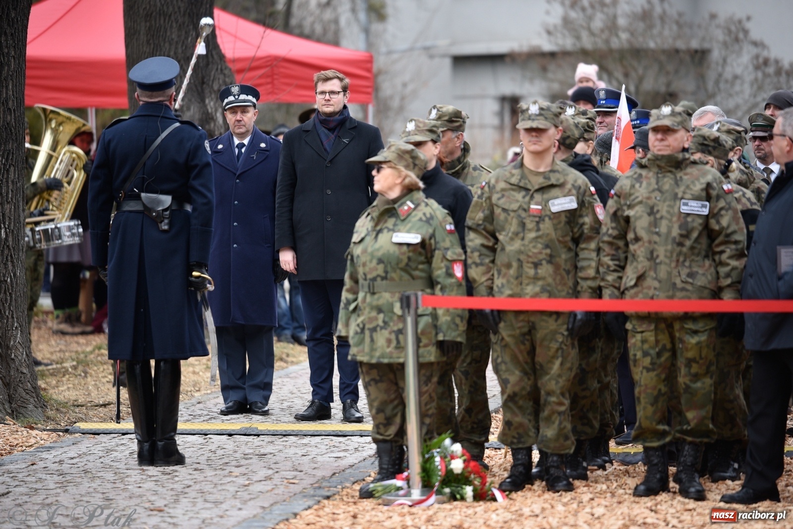 Zdjęcie w galerii na portalu naszraciborz.pl: Jeszcze nie pusty grób - przy Zakładzie Karnym odsłonięto Pomnik Żołnierzy Wyklętych [FOTO i WIDEO] wiadomości z regionu