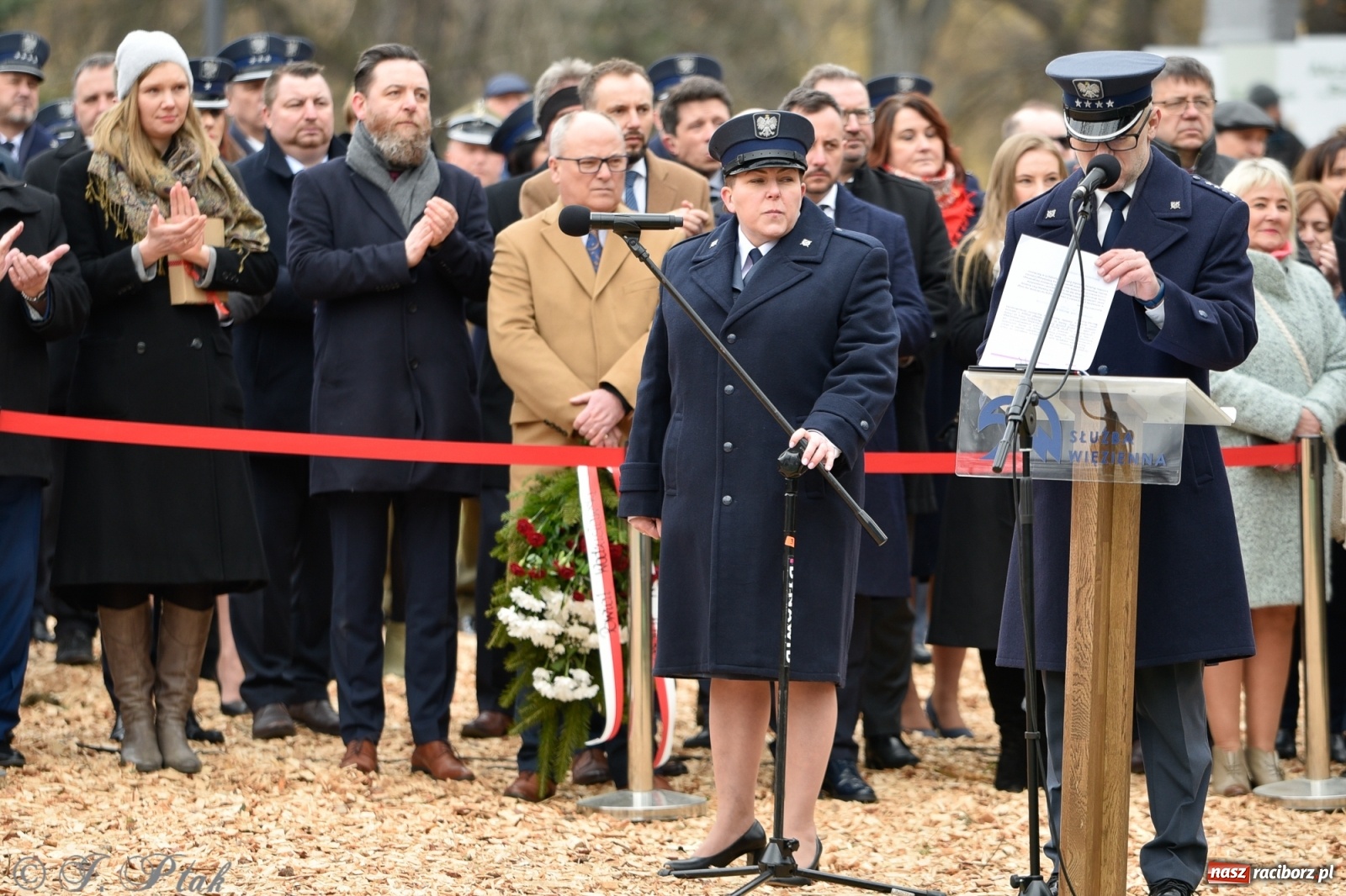 Zdjęcie w galerii na portalu naszraciborz.pl: Jeszcze nie pusty grób - przy Zakładzie Karnym odsłonięto Pomnik Żołnierzy Wyklętych [FOTO i WIDEO] wiadomości z regionu