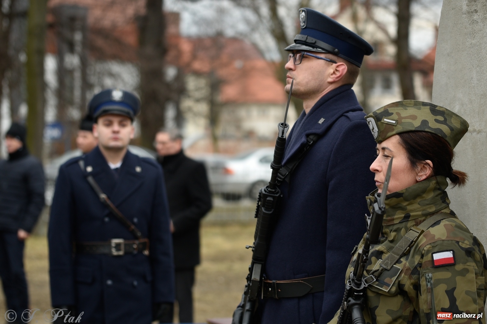 Zdjęcie w galerii na portalu naszraciborz.pl: Jeszcze nie pusty grób - przy Zakładzie Karnym odsłonięto Pomnik Żołnierzy Wyklętych [FOTO i WIDEO] wiadomości z regionu