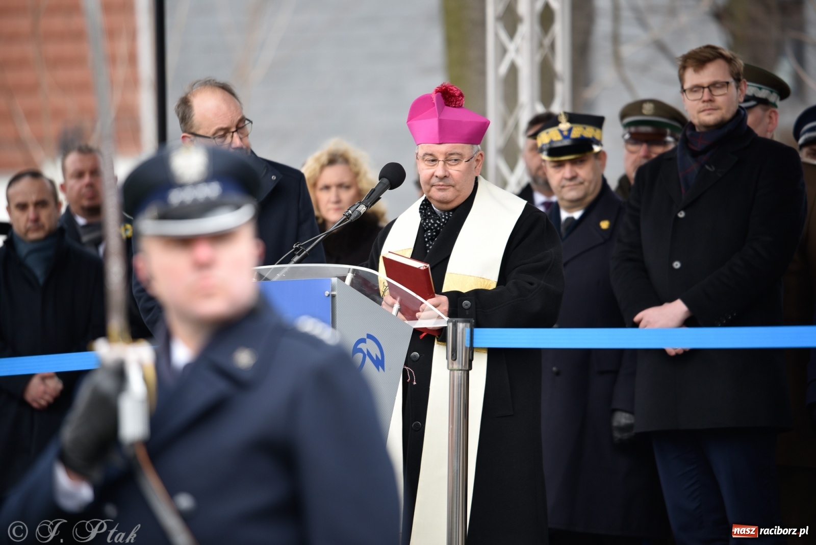 Zdjęcie w galerii na portalu naszraciborz.pl: Jeszcze nie pusty grób - przy Zakładzie Karnym odsłonięto Pomnik Żołnierzy Wyklętych [FOTO i WIDEO] wiadomości z regionu